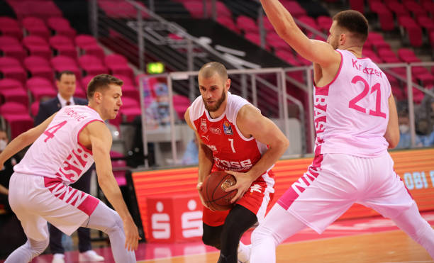 队报：尼斯有意租借法鹰前锋瓦希，塞维利亚也加入竞争（队报：尼斯盯上租借法鹰射手瓦希，塞维利亚亦加入争夺）